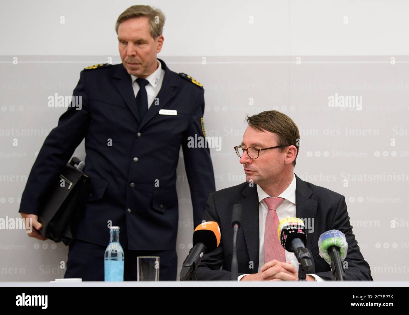 Dresde, Allemagne. 19 juin 2020. Roland Wöller (CDU, à droite), ministre de l'intérieur de Saxe, et Torsten Schultze, président du quartier général de la police de Leipzig, prennent place au Ministère de l'intérieur avant le début d'une conférence de presse sur la vente illégale de bicyclettes saisies au quartier général de la police de Leipzig. Le siège de la police de Leipzig aurait organisé une vente bon marché de bicyclettes saisies de haute qualité aux fonctionnaires et à leurs proches. Il est dit qu'il implique environ 1000 bicyclettes. Crédit : Robert Michael/dpa-Zentralbild/dpa/Alay Live News Banque D'Images