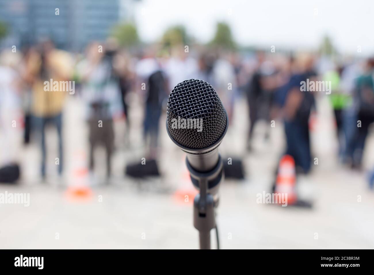 Microphone dans l'accent contre public trouble. Conférence de presse. Banque D'Images