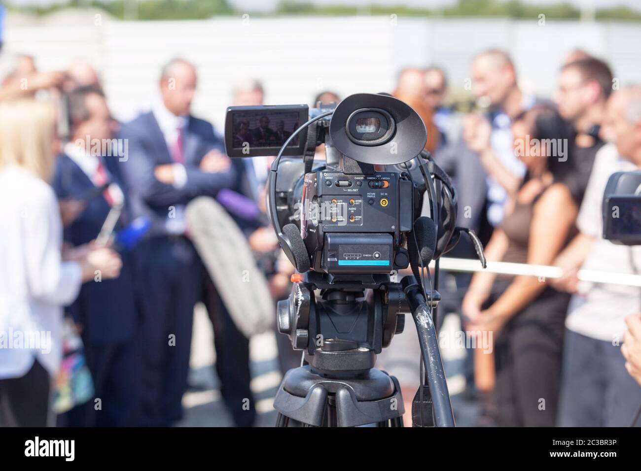 Filmer un événement médiatique avec une caméra vidéo. Conférence de presse. Banque D'Images