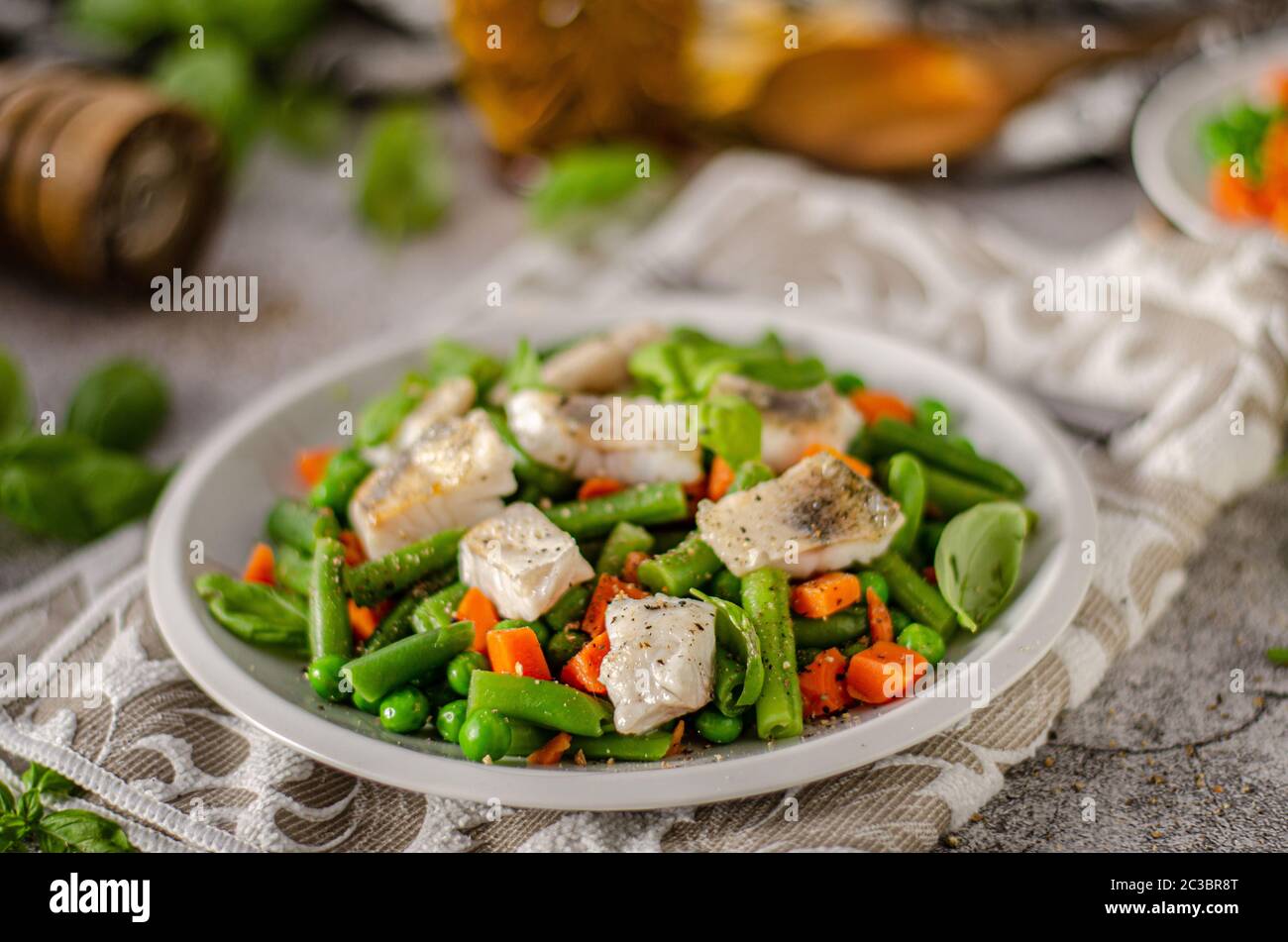 Et tout simplement belle salade avec du poisson frais Banque D'Images