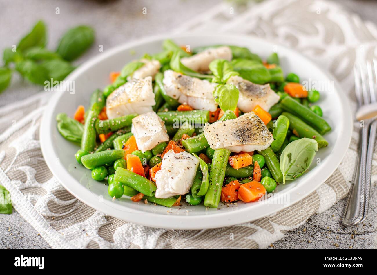 Et tout simplement belle salade avec du poisson frais Banque D'Images