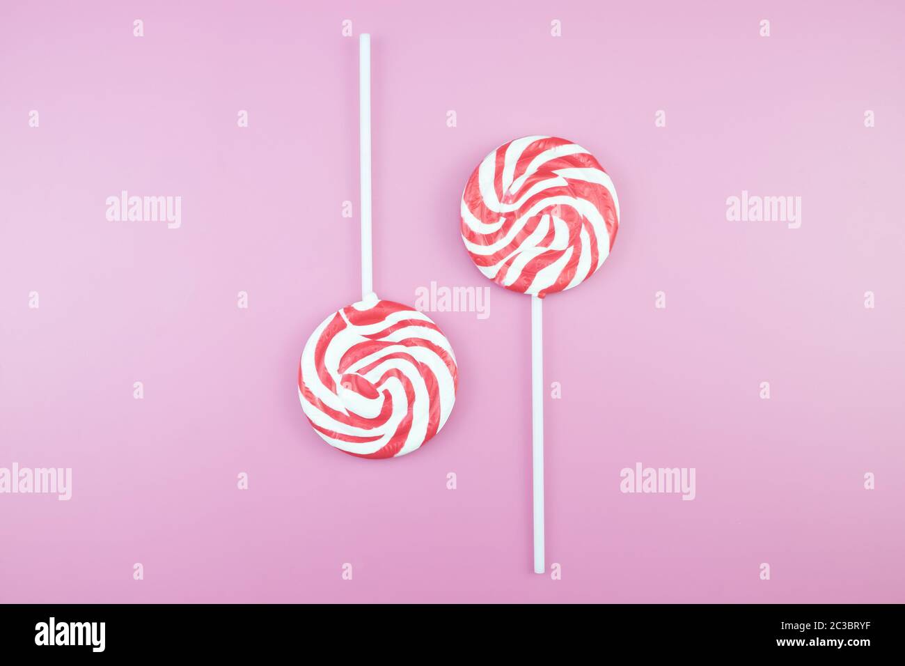 Plat Lay Sweet Candy Lollipop marshmallow motif coloré sur le b ackground rose et l'espace de copie Banque D'Images