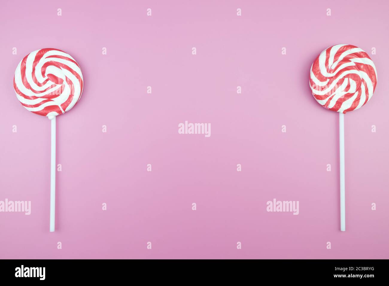 Plat Lay Sweet Candy Lollipop marshmallow motif coloré sur le b ackground rose et l'espace de copie Banque D'Images