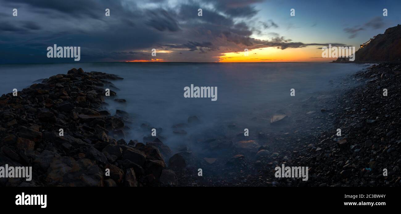 Panorama de trois cadres vue générale sur la rive rocheuse de la côte de la mer Noire après le coucher du soleil, Anapa, Russie Banque D'Images