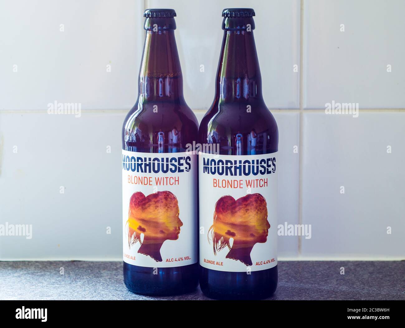 Bouteilles de verre de Moorhouse Blond Witch Craft Beer UK Banque D'Images