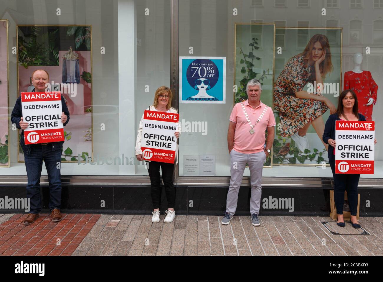 Cork, Irlande. 19 juin 2020. Sur la photo (LToR), on trouve Sinn Feins Mick Nugent, Francis Cotter, Barry Murphy, président du CCTW et Susan O Mahoney. Les anciens travailleurs de Debenhams font grève, rue St Patrick, ville de Cork. Les anciens employés de Debanhams se sont réunis une fois de plus aujourd'hui à l'extérieur du magasin de la rue Patricks de Debanhams pour protester dans l'espoir de recevoir un paquet de licenciements équitable. Un appui a été manifesté par une grande partie du public et par certains conseillers municipaux et TDS. Credit: Damian Coleman/Alay Live News Banque D'Images