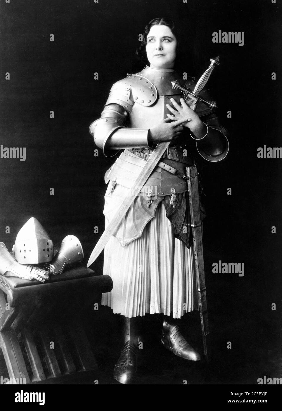 GERALDINE FARRAR comme Jeanne d'Arc Portrait par HARTSOOK pour JOAN LA FEMME 1916 réalisateur CECIL B. Demille scénario JEANIE MACPHERSON Paramount Images Banque D'Images