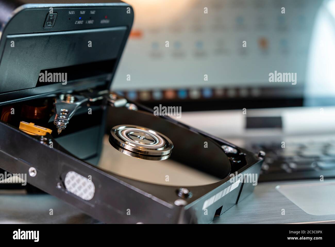 Laboratoire de techniques de réparation du disque dur et l'enregistrement  des données. Les disques en rotation du disque dur avec des réflexions  Photo Stock - Alamy