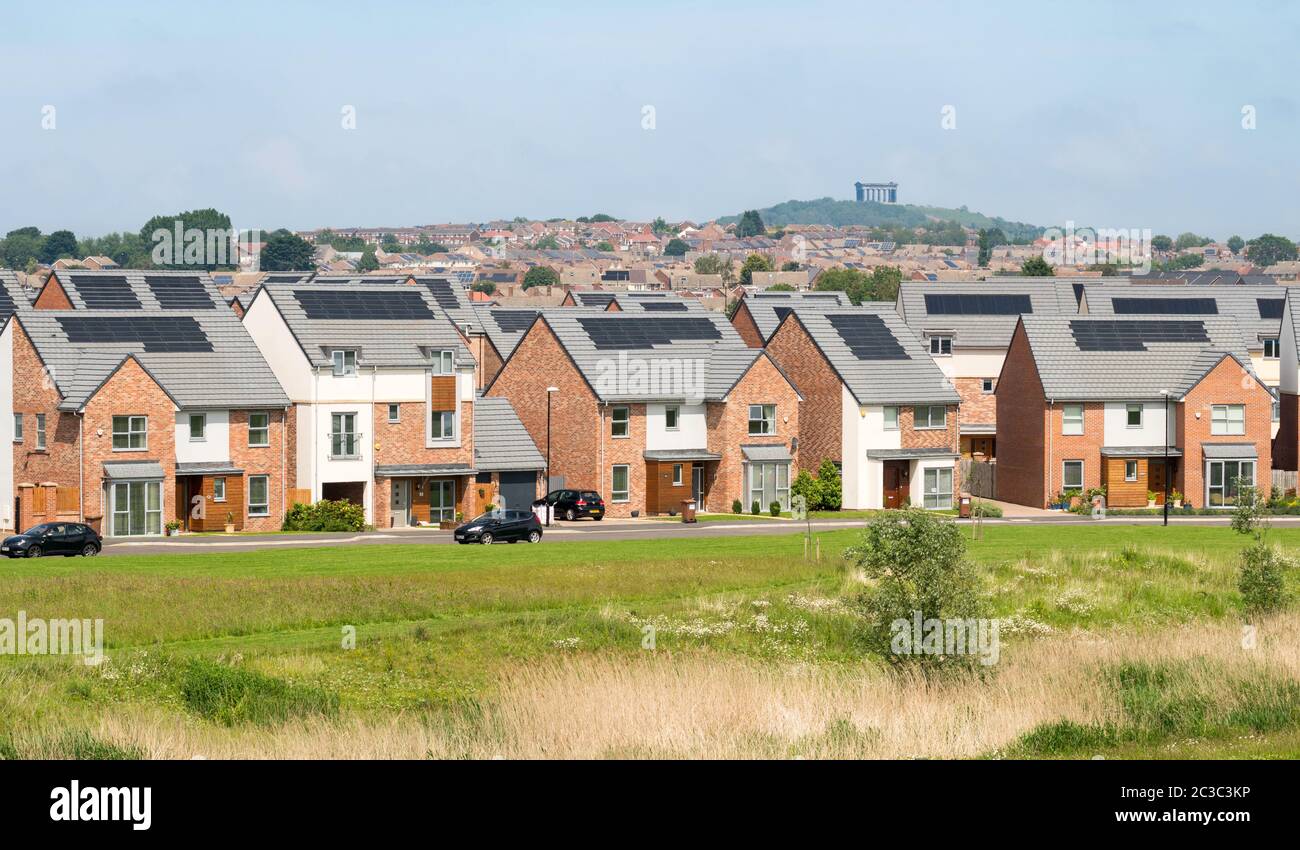 Un domaine moderne de maisons individuelles avec panneaux solaires, Elba Park, Houghton le Spring, Angleterre, Royaume-Uni Banque D'Images