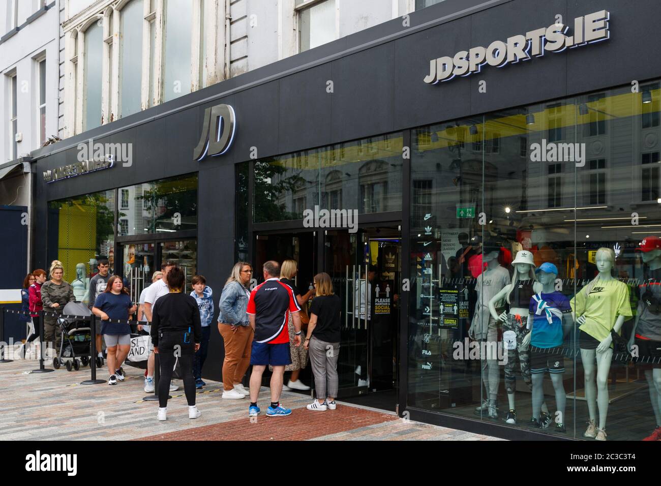 Cork, Irlande. 19 juin 2020. JD Sports ouvre sur la rue St Patricks, Cork  City. Peu après 14 h, JD Sports a ouvert ses portes sur la rue St Patrick,  des files