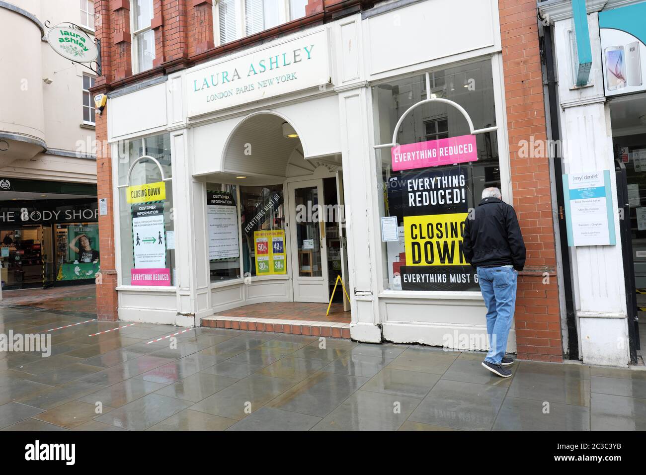 Hereford, Herefordshire Royaume-Uni - vendredi 19 juin 2020 - après des semaines de fermeture en raison du blocage du coronavirus, la succursale de Laura Ashley vient de rouvrir et de passer directement à une vente de clôture, tout le stock doit être épuisé. La chaîne de la mode et du mobilier a annoncé la fermeture de 70 magasins à la fin de mars 2020 et 77 autres magasins sont sur le point de poursuivre leurs échanges. Photo Steven May / Alamy Live News Banque D'Images