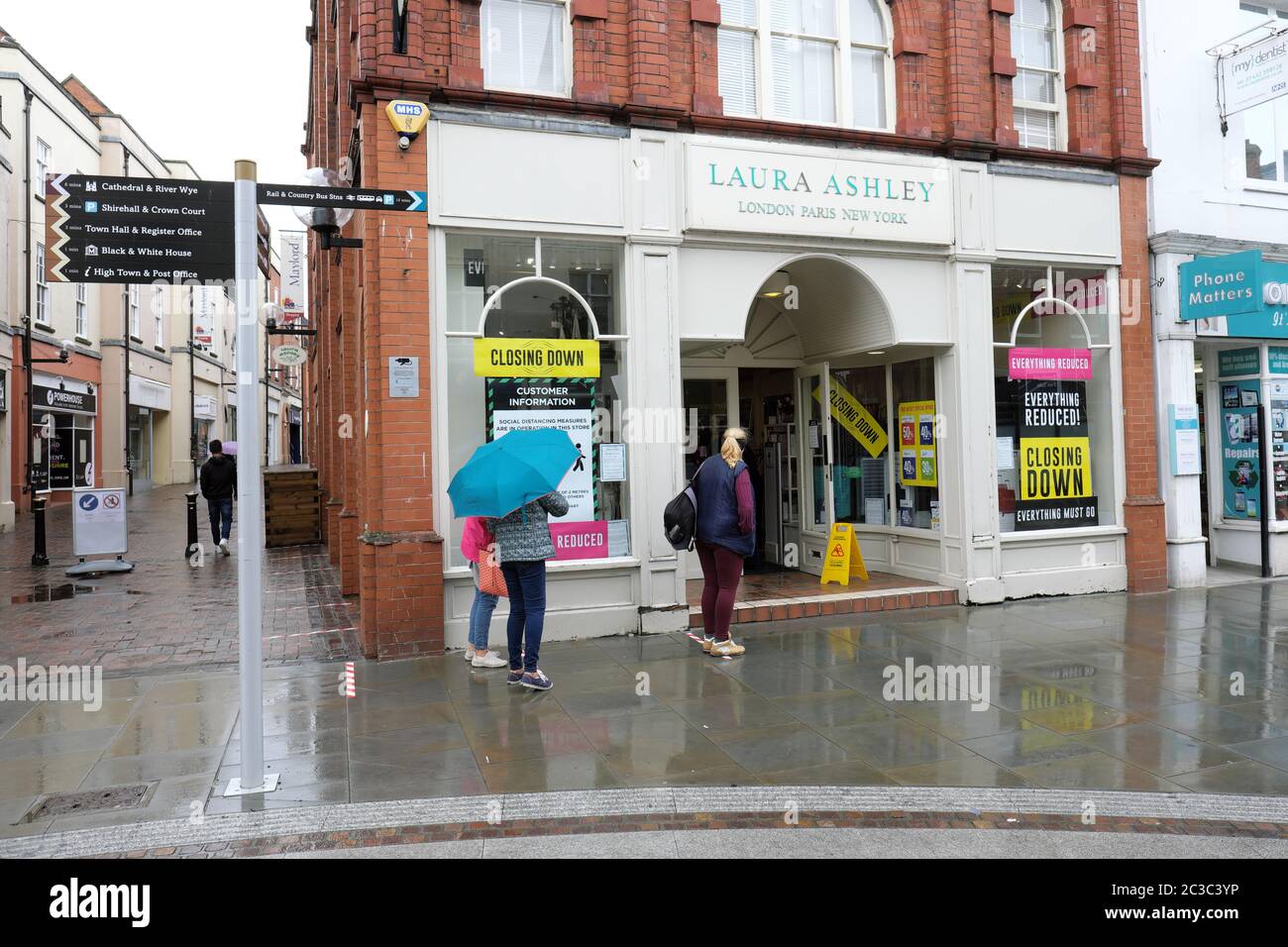 Hereford, Herefordshire Royaume-Uni - vendredi 19 juin 2020 - après des semaines de fermeture en raison du blocage du coronavirus, la succursale de Laura Ashley vient de rouvrir et de passer directement à une vente de clôture, tout le stock doit être épuisé. La chaîne de la mode et du mobilier a annoncé la fermeture de 70 magasins à la fin de mars 2020 et 77 autres magasins sont sur le point de poursuivre leurs échanges. Photo Steven May / Alamy Live News Banque D'Images