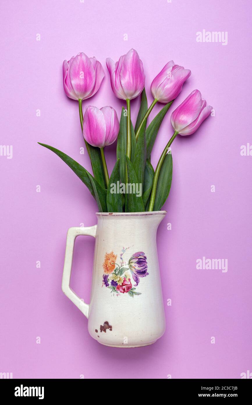Bouquet de tulipes roses. Fleurs de printemps. Banque D'Images