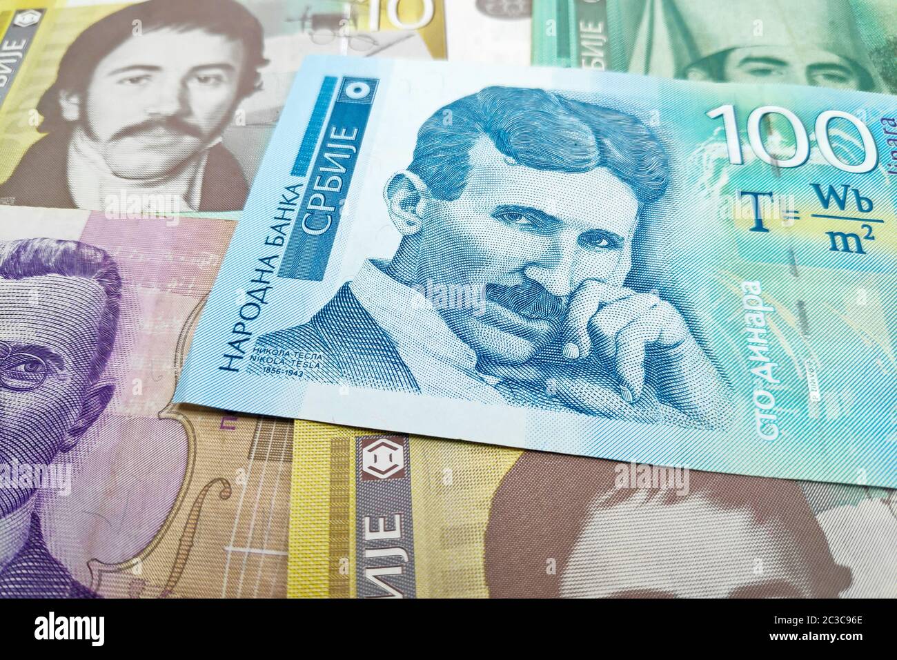 Pile de billets dinars serbes comme arrière-plan. Banque D'Images
