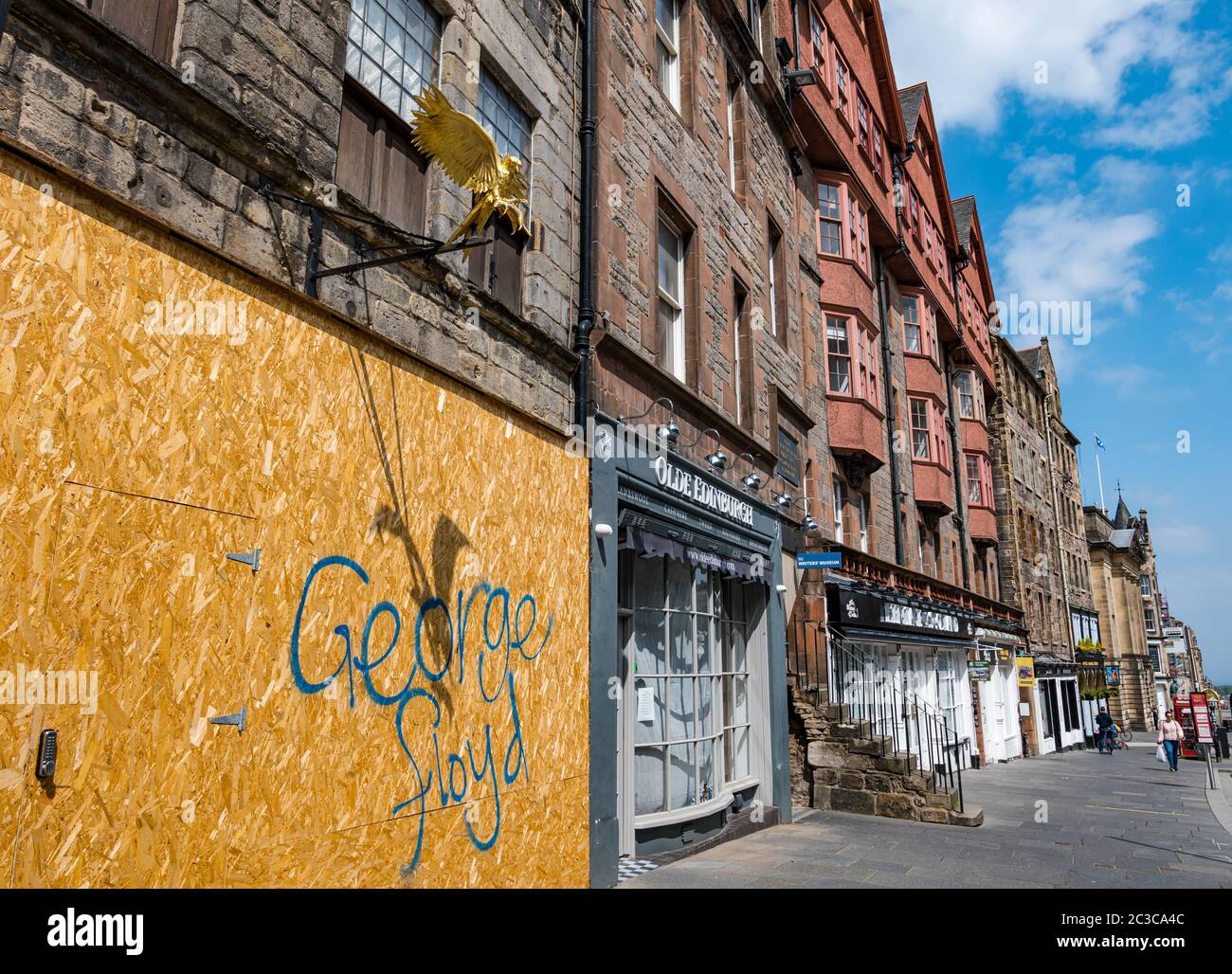 Édimbourg, Écosse, Royaume-Uni, 19 juin 2020. Black Lives Matter Mural Trail: Photo: George Floyd graffiti sur le bord de la maison historique Gladstone's Land sur le Royal Mile Banque D'Images