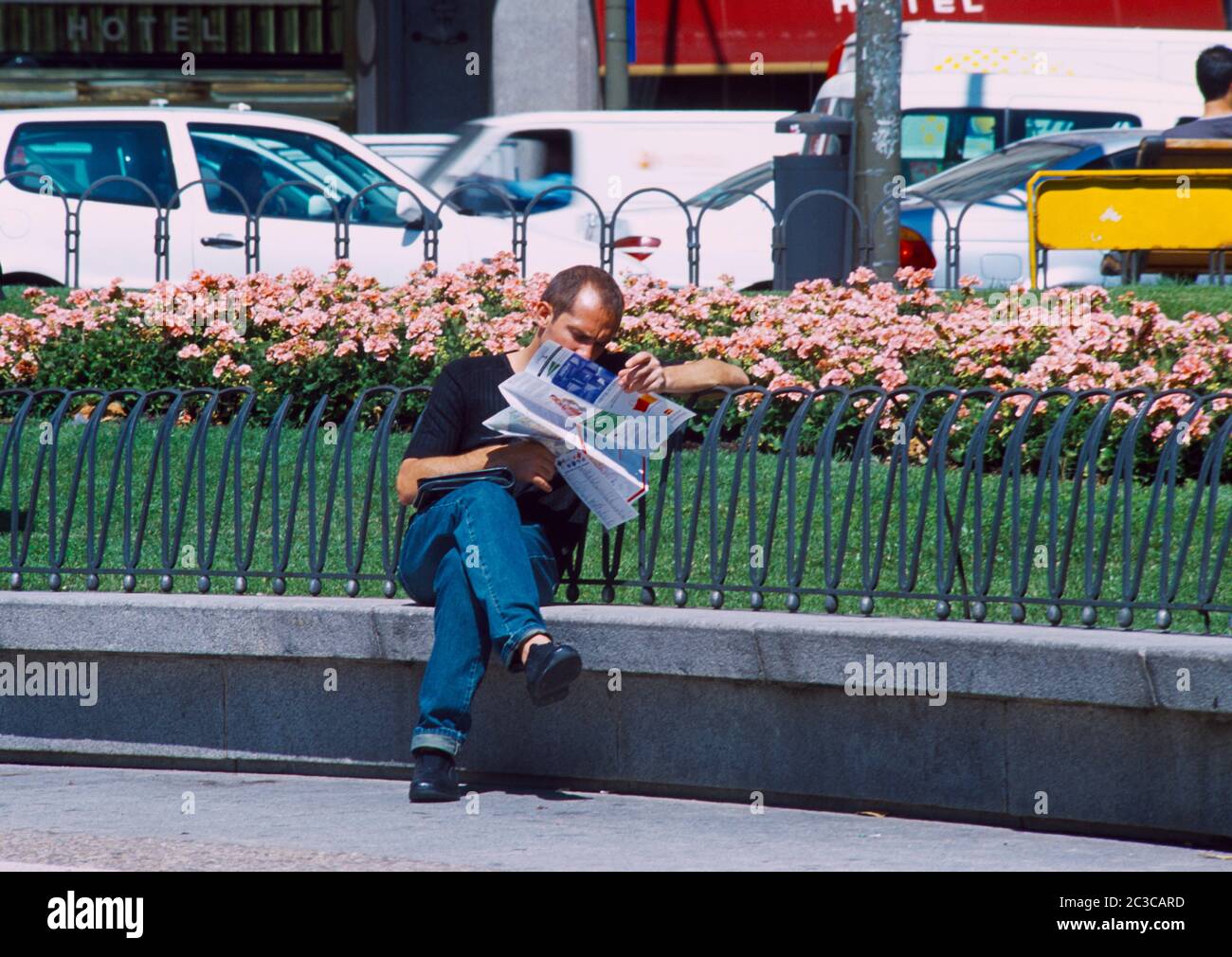 Madrid Espagne Plaza de Espana Homme assis à l'établi regardant la carte Banque D'Images