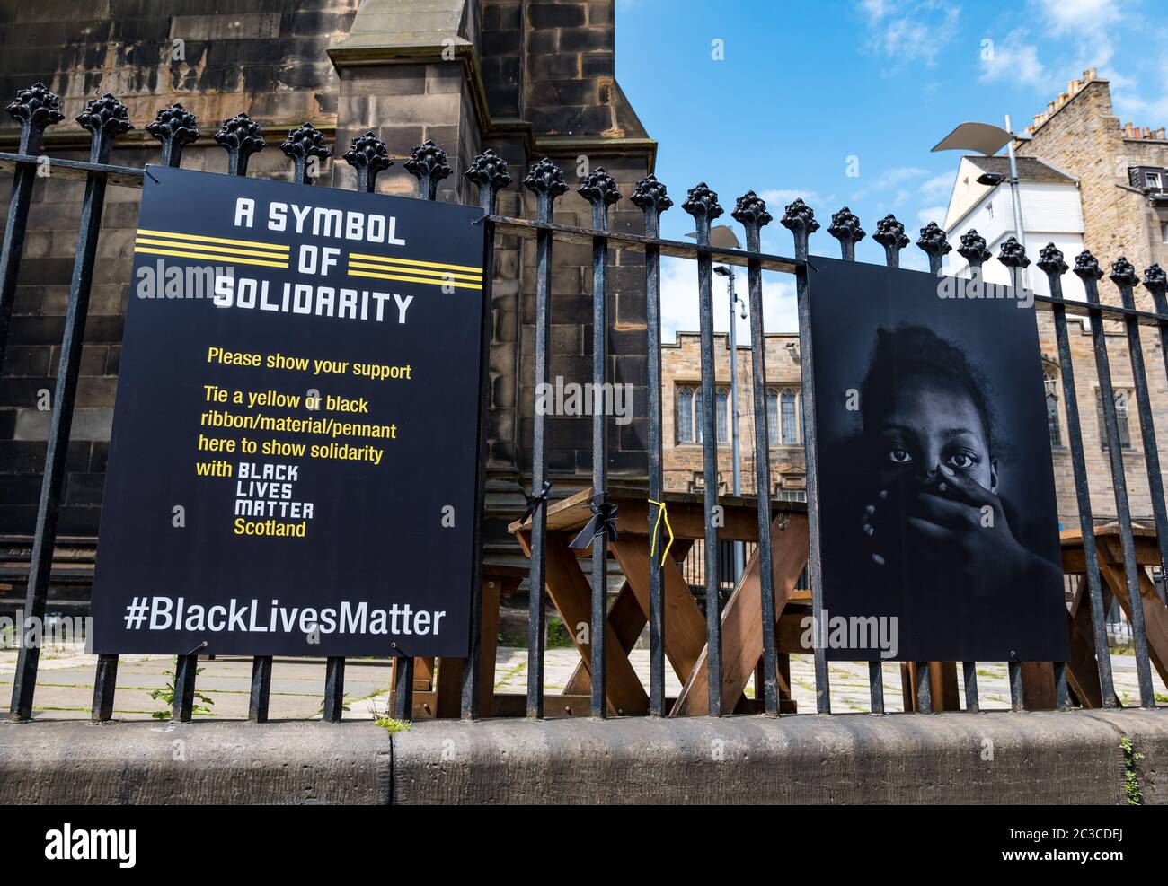 Édimbourg, Écosse, Royaume-Uni, 19 juin 2020. Black Lives Matter Mural Trail: Un nouveau sentier d'art se développe dans les lieux d'art pour soutenir la campagne BLM lancée par le producteur d'arts Wezi Mhura. Photo : le siège du Festival international d'Édimbourg, le Hub avec un portrait de Jamal Yussuff. On encourage les gens à attacher un ruban jaune ou noir sur les rampes comme symbole de soutien Banque D'Images