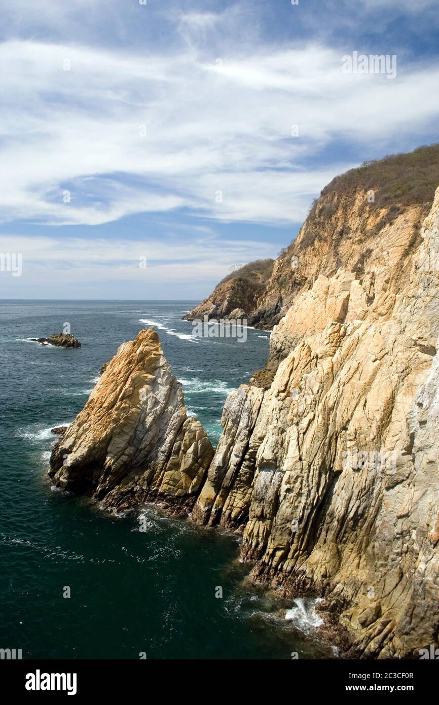 Falaises abruptes sur la côte d'Acapulco, Mexique, Amérique du Nord Banque D'Images