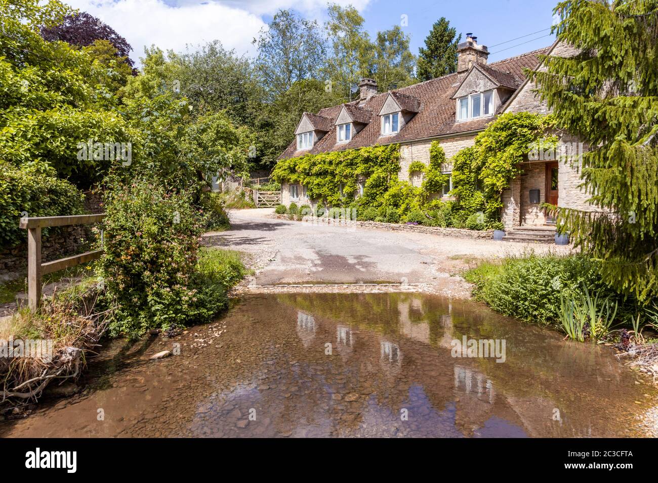 Chalets à côté de la ford dans le village de Duntisbourne Rouse, Gloucestershire, Royaume-Uni Banque D'Images