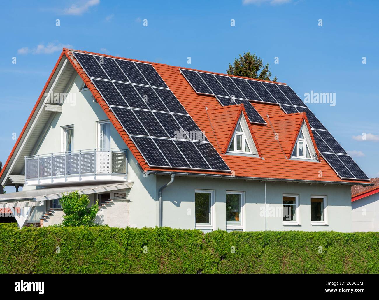 Maison moderne avec les cellules solaires photovoltaïques sur le toit pour la production d'énergie de remplacement Banque D'Images