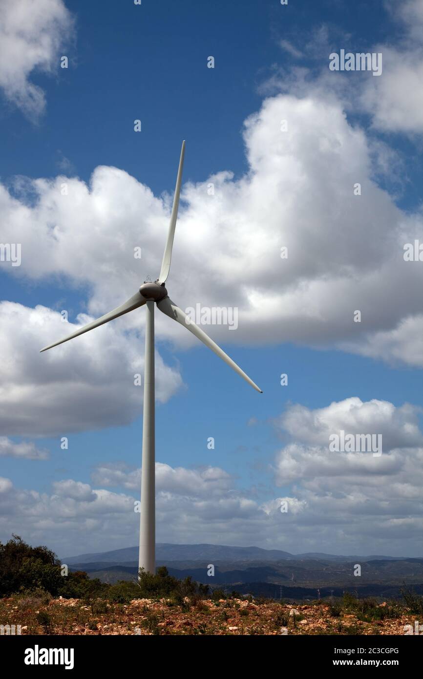 White éolienne au sommet de la montagne Banque D'Images