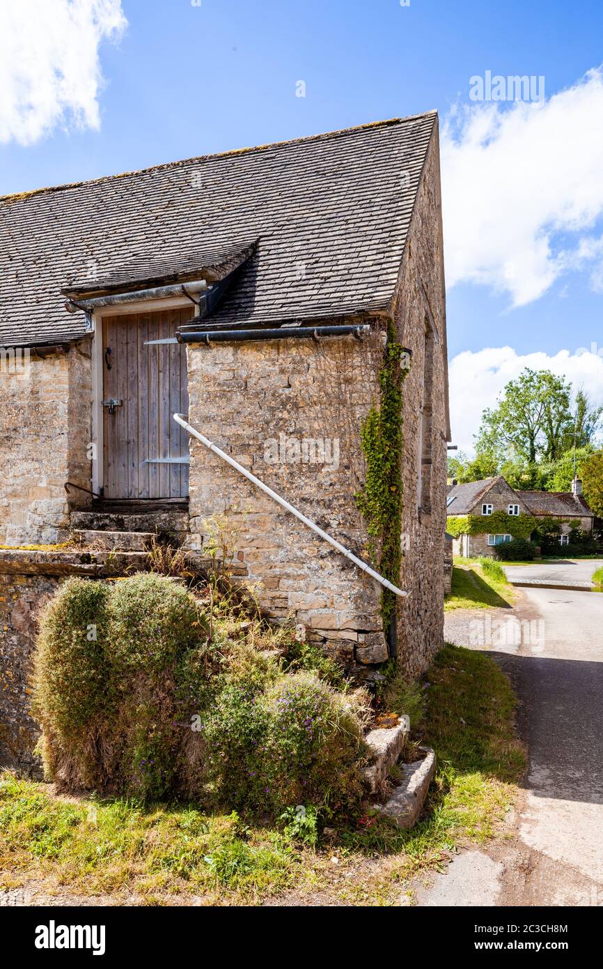 Ancienne grange du village de Middle Duntisbourne, Gloucestershire, Royaume-Uni Banque D'Images