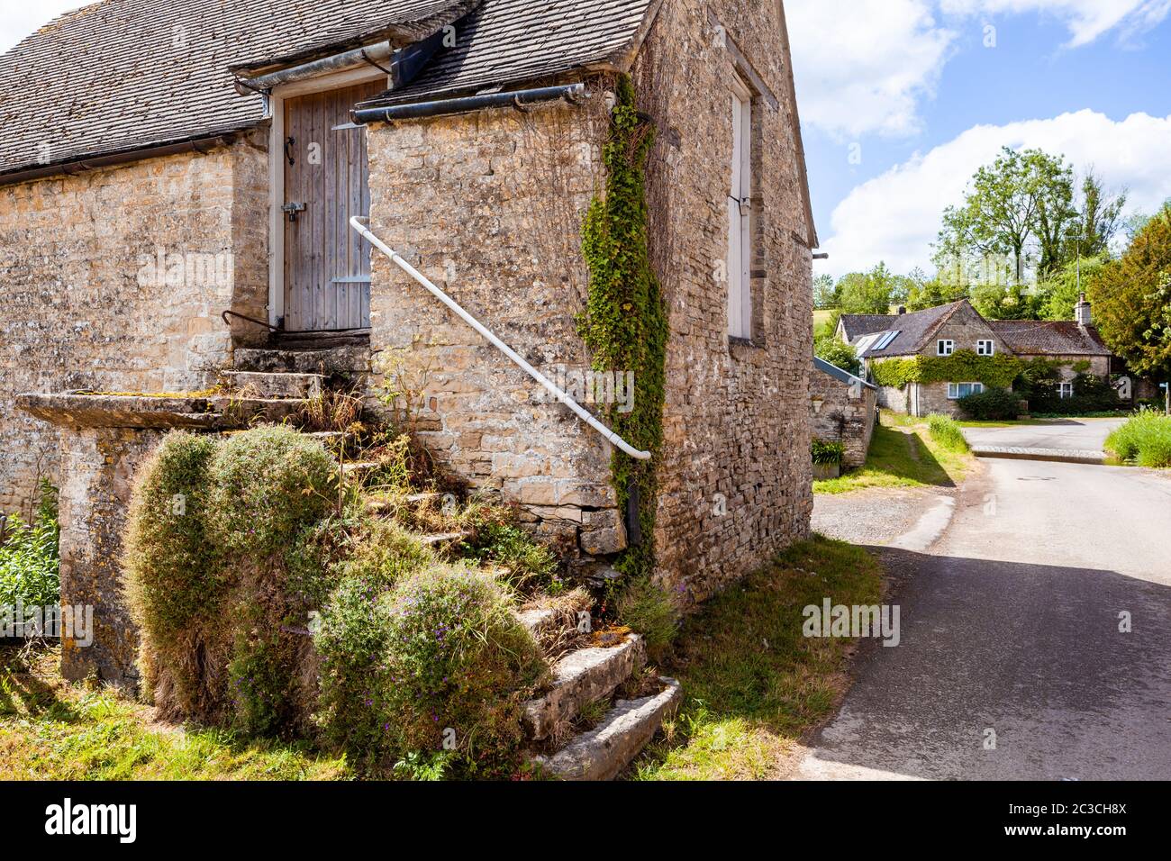 Ancienne grange du village de Middle Duntisbourne, Gloucestershire, Royaume-Uni Banque D'Images