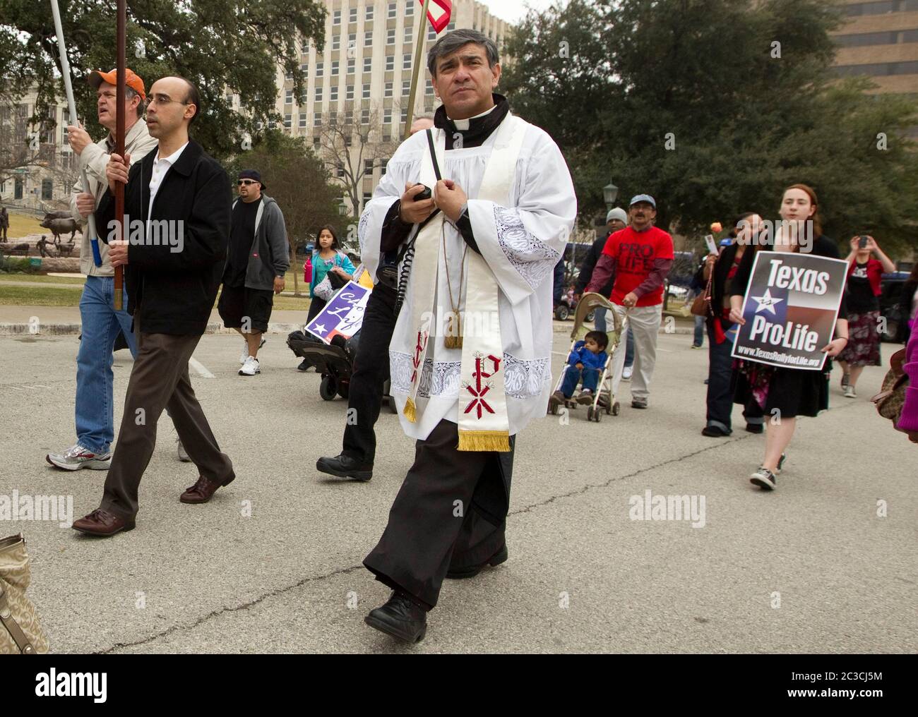 Austin, Texas USA, 2013: Le clergé anti-avortement et d'autres marchent au Capitole du Texas lors d'un rassemblement pro-vie. ©Marjorie Kamys Cotera/Daemmrich Photographie Banque D'Images