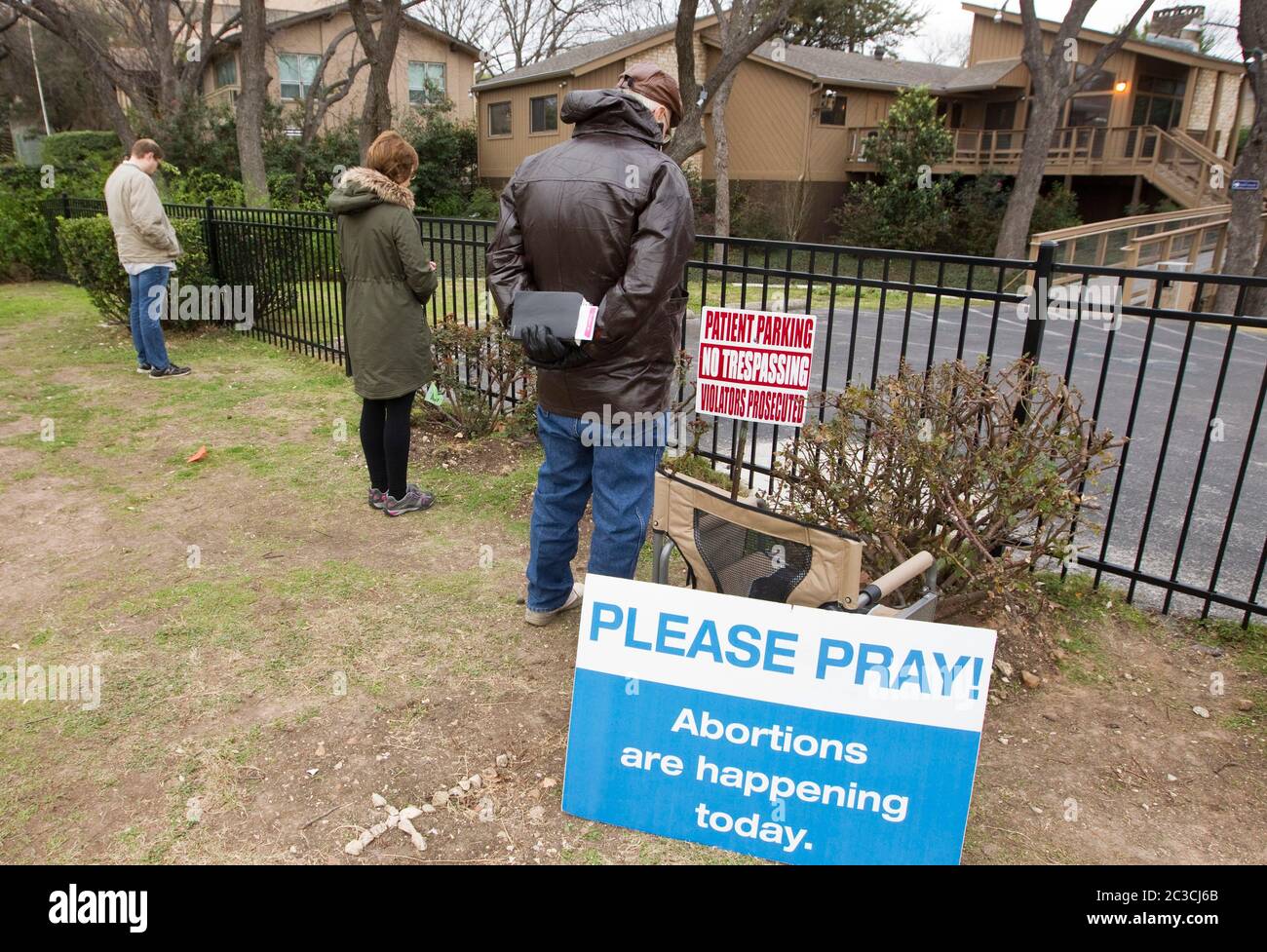 Plusieurs militants anti-avortement prient à l'extérieur d'une clinique de South Austin où les avortements sont pratiqués dans le cadre de la campagne pro-vie, '40 Days for Life'. ©MKC/Bob Daemmrich Photography, Inc Banque D'Images