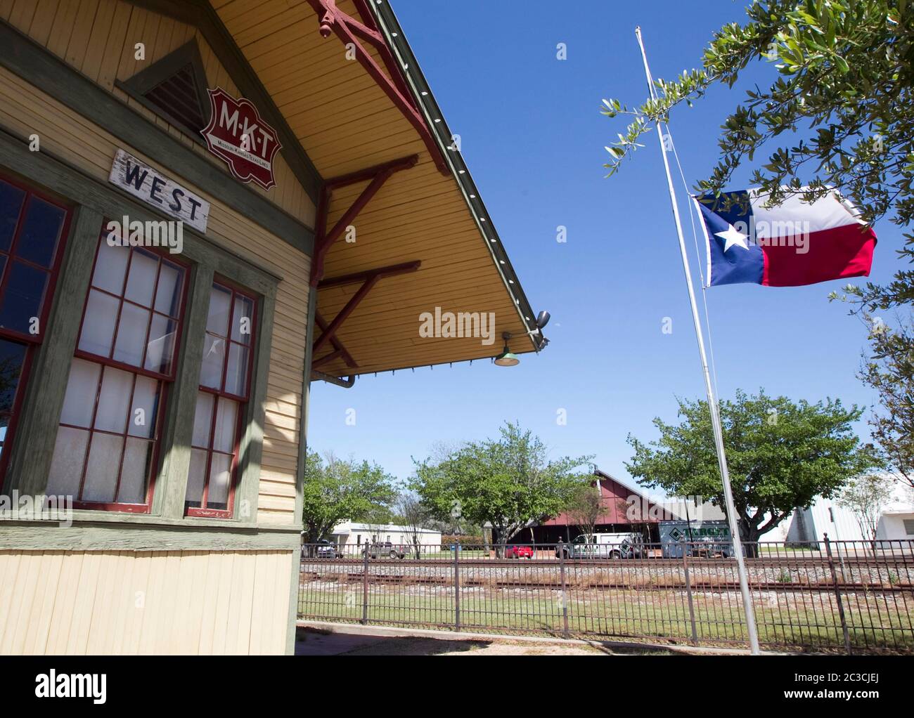 19 avril 2013 Ouest, Texas États-Unis : le drapeau du Texas vole en Berne dans la ville du Texas central de l'Ouest, Texas, deux jours après l'explosion d'une usine d'engrais, tuant 15 personnes et laissant de nombreux résidents avec des maisons détruites ou endommagées. Marjorie Kamys Cotera/Daemmrich Photographie Banque D'Images