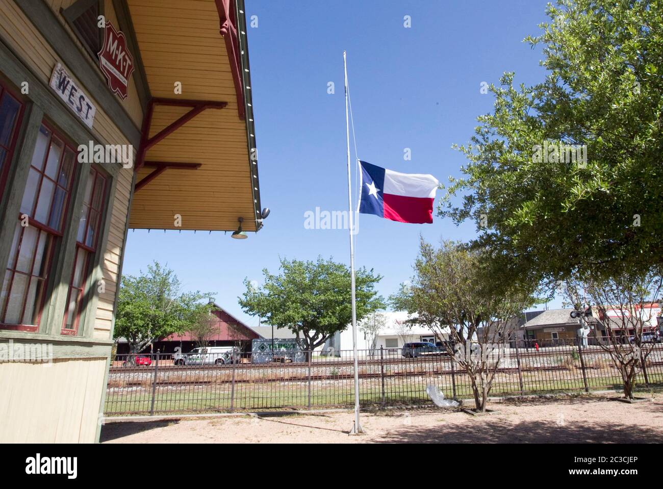 19 avril 2013 Ouest, Texas États-Unis : le drapeau du Texas vole en Berne dans la ville du Texas central de l'Ouest, Texas, deux jours après l'explosion d'une usine d'engrais, tuant 15 personnes et laissant de nombreux résidents avec des maisons détruites ou endommagées. Marjorie Kamys Cotera/Daemmrich Photographie Banque D'Images