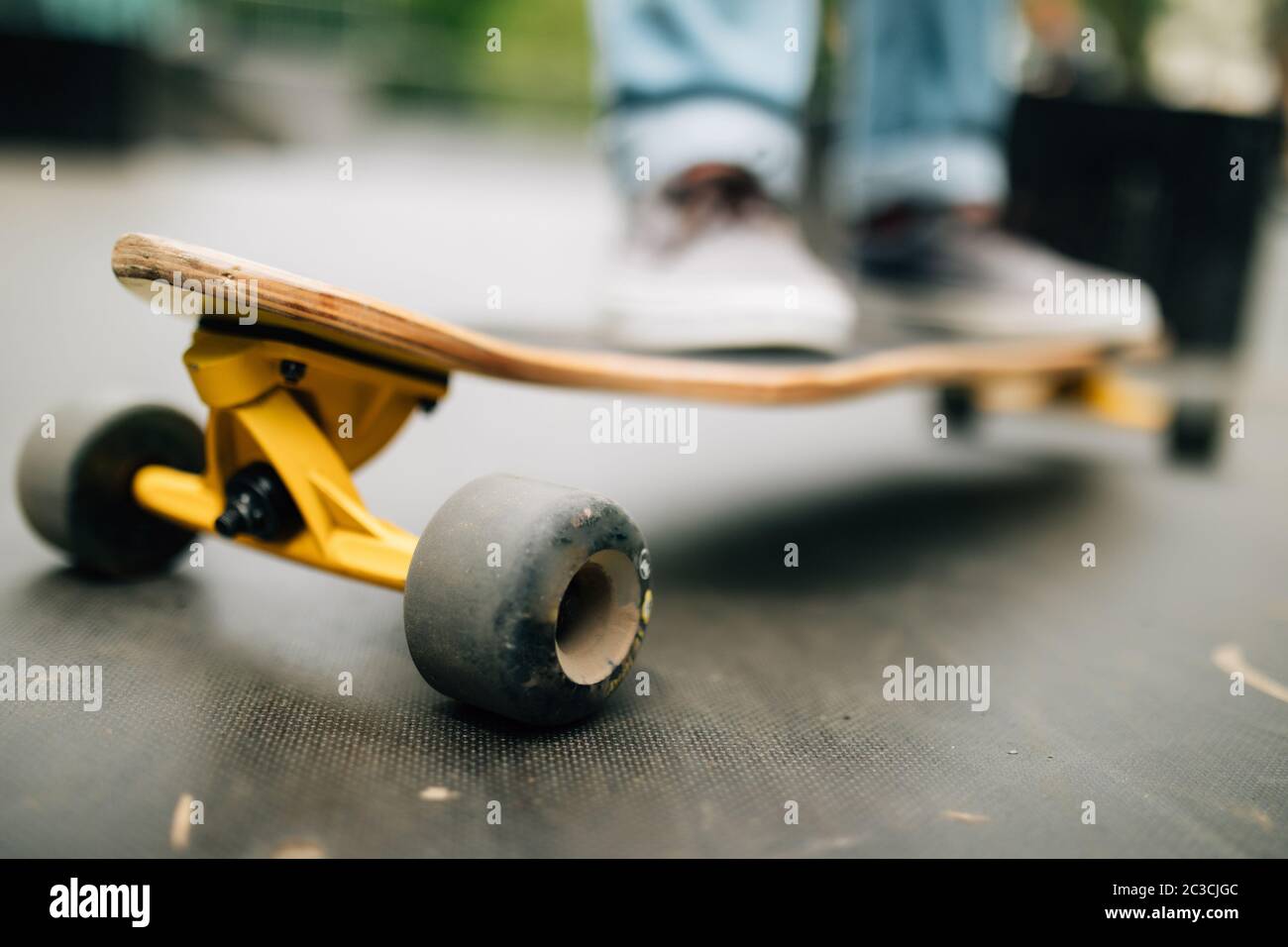 Gros plan sur un jeune homme méconnu qui fait du surf en plein air dans un parc de skateboard, espace de copie Banque D'Images