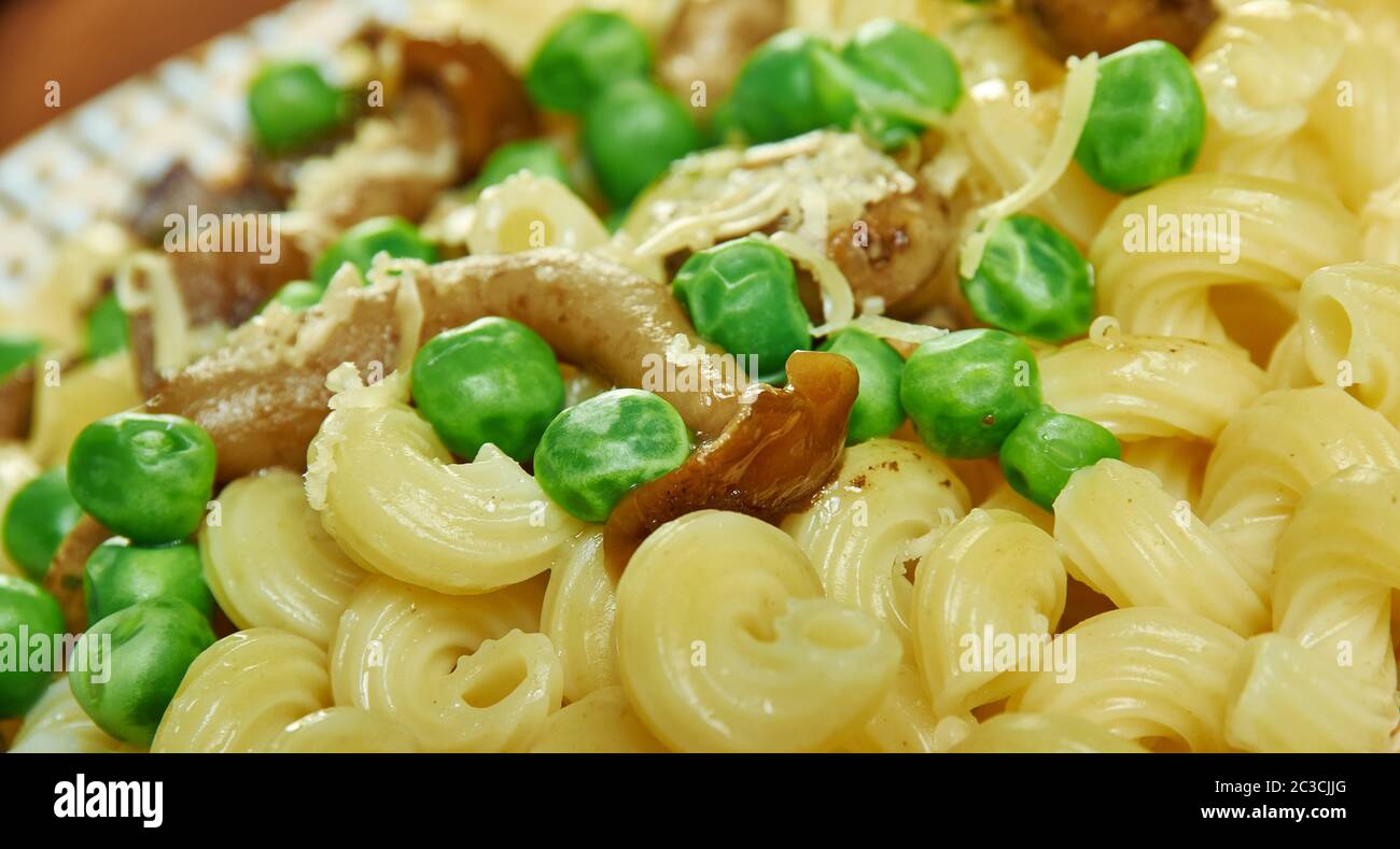 Pimiento Mac aux champignons sauvages et aux pois Banque D'Images