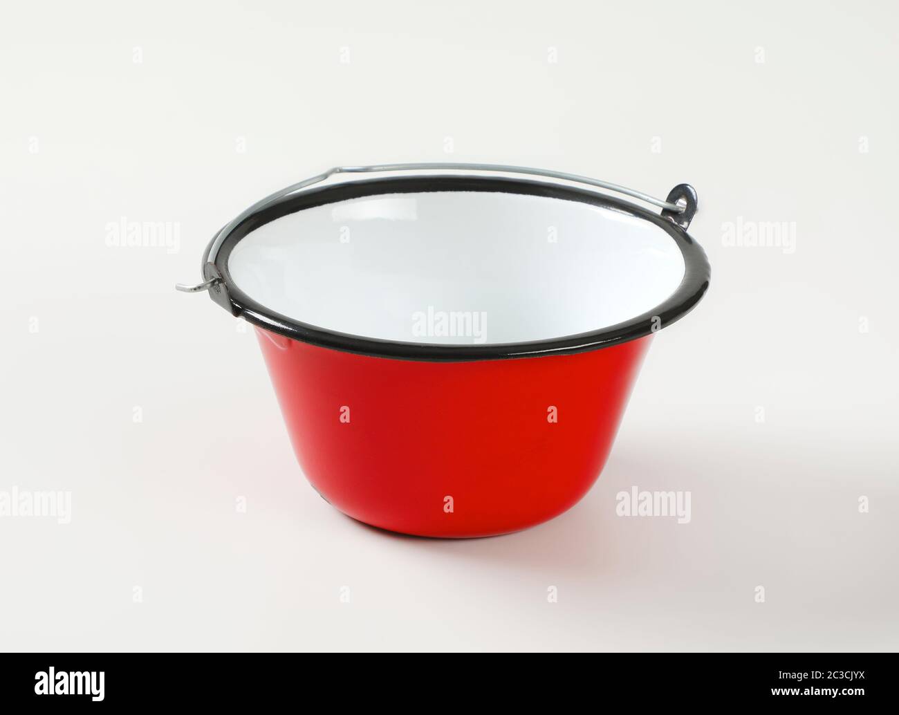 Marmite de cuisson/chaudron en émail rouge utilisée pour la cuisine extérieure au feu ouvert et servant goulash, soupes, sauces, vin chaud, sauces, fondue au fromage Banque D'Images