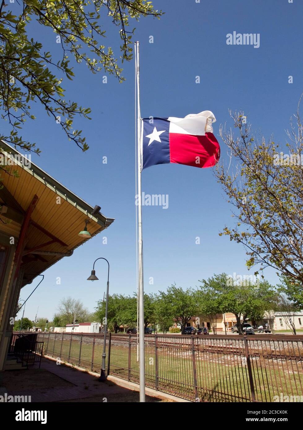 19 avril 2013 Ouest, Texas États-Unis : le drapeau du Texas vole en Berne dans la ville du Texas central de l'Ouest, Texas, deux jours après l'explosion d'une usine d'engrais, tuant 15 personnes et laissant de nombreux résidents avec des maisons détruites ou endommagées. Marjorie Kamys Cotera/Daemmrich Photographie Banque D'Images