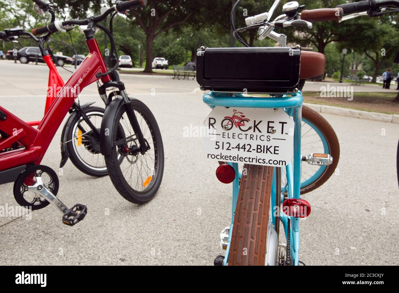 Austin Texas USA, mai 2013: Vélos électriques exposés et à louer au centre-ville. ©Marjorie Kamys Cotera /Daemmrich Photographie Banque D'Images