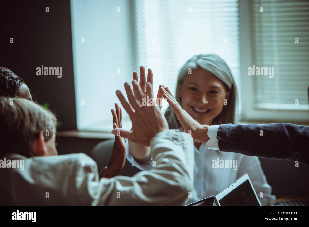Cinq gestes importants du personnel de bureau après un brainstorming réussi. Concept de renforcement d'équipe. Attention sélective aux mains humaines. Gros plan. Image teintée Banque D'Images
