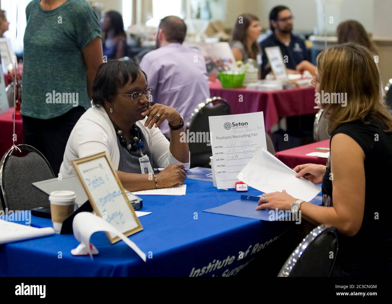 Austin Texas USA, 2013: Un grand fournisseur de soins de santé au Texas organise un salon de l'emploi pour recruter et attirer de futurs employés à Austin. Les postes vacants comprenaient des postes dans des domaines liés à la santé et aux services. © Marjorie Kamys Cotera/ Daemmrich photos Banque D'Images