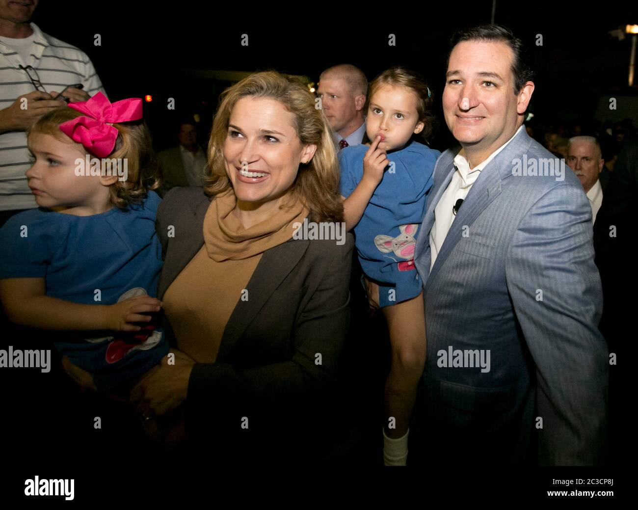 Houston Texas USA, 21 octobre 2013: Le républicain Ted Cruz, sénateur du Texas aux États-Unis, et sa femme Heidi, tiennent leurs filles alors qu'elles sont accueillies par des centaines de partisans lors d'un rendez-vous organisé par une organisation locale du Tea Party. ©Marjorie Kamys Cotera/Daemmrich Banque D'Images