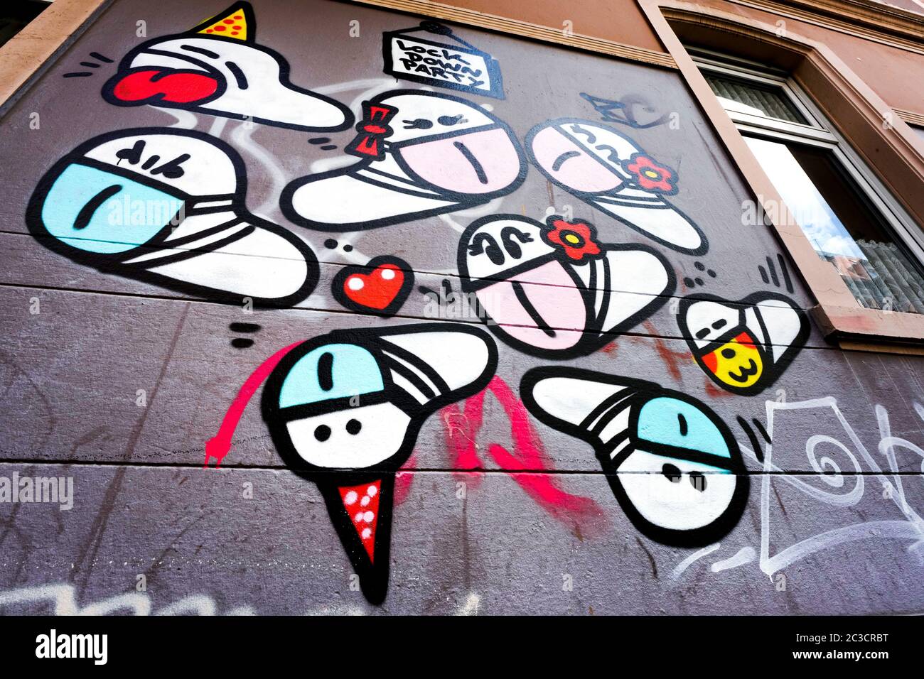 Dortmund, Allemagne, 19 juin 2020 : vers de masque. Depuis le déclenchement de la crise de la couronne en mars 2020, de petits graffiti de virus de la couronne avec un masque buccal créé par un pulvérisateur inconnu peuvent être vus sur de nombreux murs de maison à Dortmund. --- Dortmund, 19.06.2020: Maskenwürmchen. Seit Ausbruch der Corona-Krise im März 2020 sind kleine Coronairen-graffite mit Mundschutz eines unbekannten Sprayers an vielen Hauswänden in Dortmund zu sehen. Banque D'Images