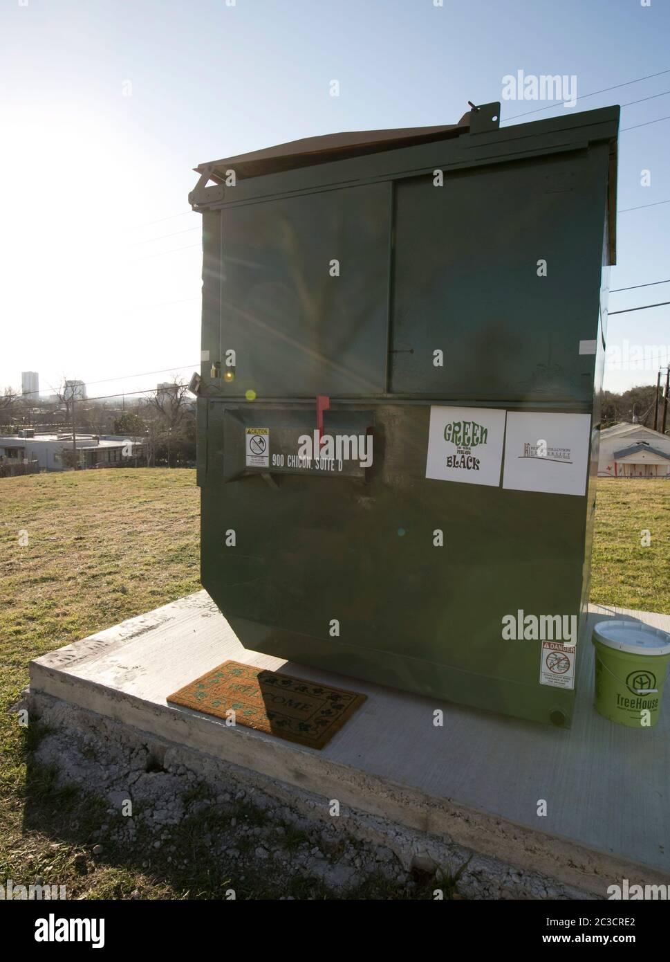 Austin Texas États-Unis, 12 février 2014 : extérieur de la benne à ordures de 330 pieds carrés où le professeur de sciences de l'environnement de l'Université Huston Tillatotson, le Dr Jeff Wilson, prévoit de rentrer chez lui pour une année complète. En vivant dans la benne à ordures, il expérimentera des façons innovantes de vivre avec moins et pratirera des principes de vie à faible gaspillage. ©Marjorie Kamys Cotera/Daemmrich Photographie Banque D'Images