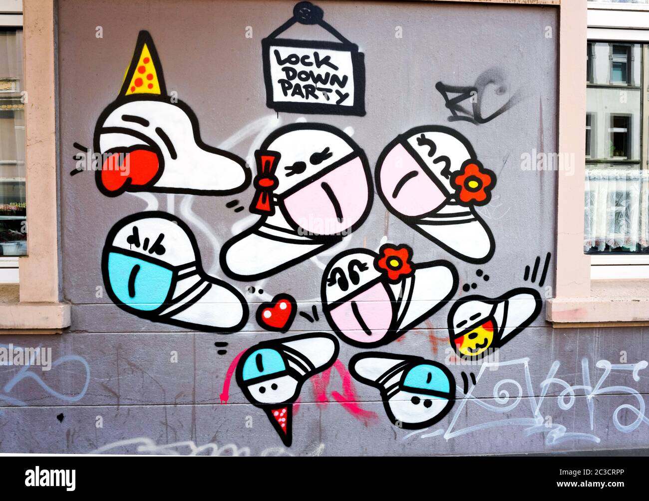 Dortmund, Allemagne, 19 juin 2020 : vers de masque. Depuis le déclenchement de la crise de la couronne en mars 2020, de petits graffiti de virus de la couronne avec un masque buccal créé par un pulvérisateur inconnu peuvent être vus sur de nombreux murs de maison à Dortmund. --- Dortmund, 19.06.2020: Maskenwürmchen. Seit Ausbruch der Corona-Krise im März 2020 sind kleine Coronairen-graffite mit Mundschutz eines unbekannten Sprayers an vielen Hauswänden in Dortmund zu sehen. Banque D'Images