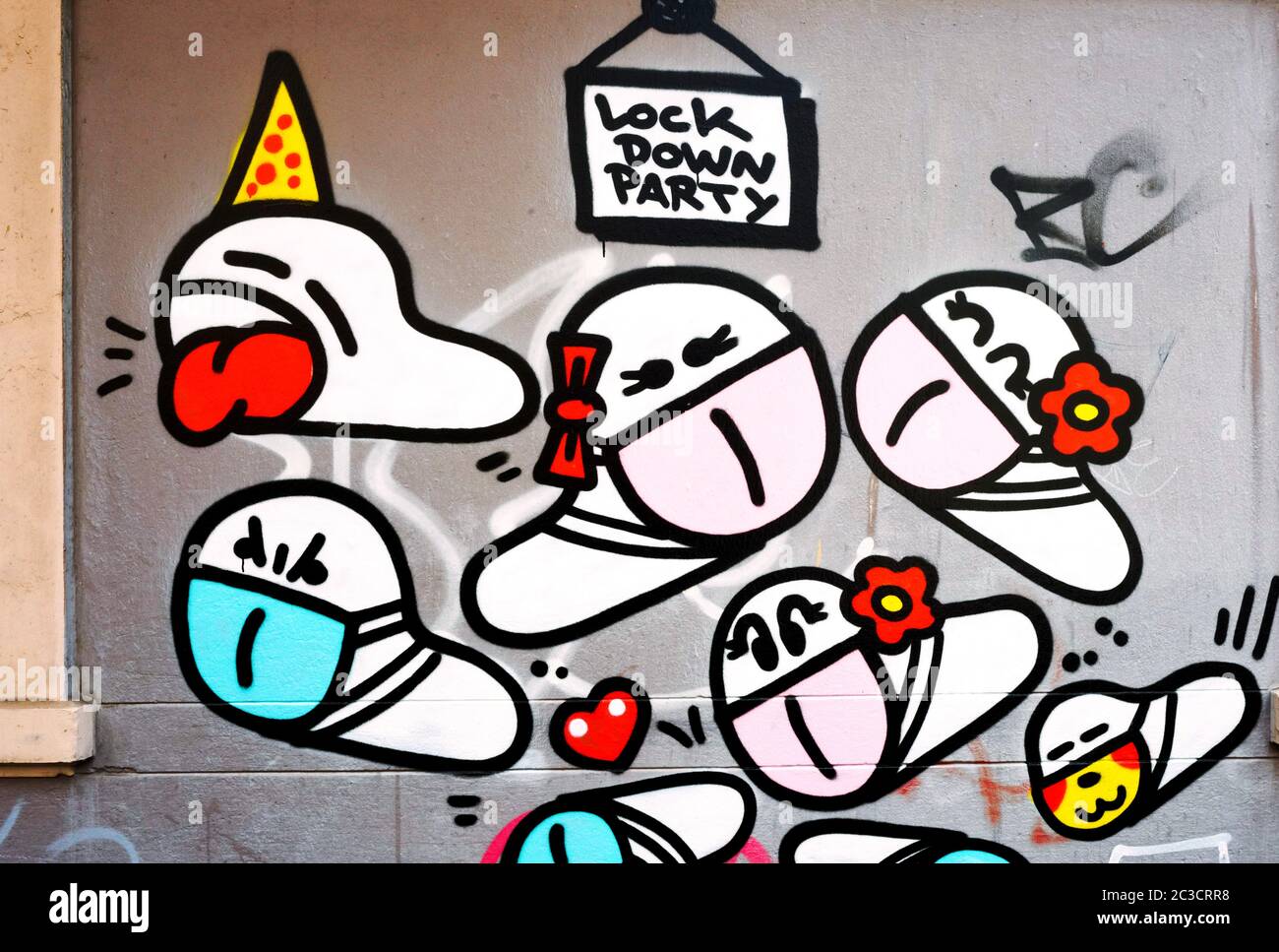 Dortmund, Allemagne, 19 juin 2020 : vers de masque. Depuis le déclenchement de la crise de la couronne en mars 2020, de petits graffiti de virus de la couronne avec un masque buccal créé par un pulvérisateur inconnu peuvent être vus sur de nombreux murs de maison à Dortmund. --- Dortmund, 19.06.2020: Maskenwürmchen. Seit Ausbruch der Corona-Krise im März 2020 sind kleine Coronairen-graffite mit Mundschutz eines unbekannten Sprayers an vielen Hauswänden in Dortmund zu sehen. Banque D'Images