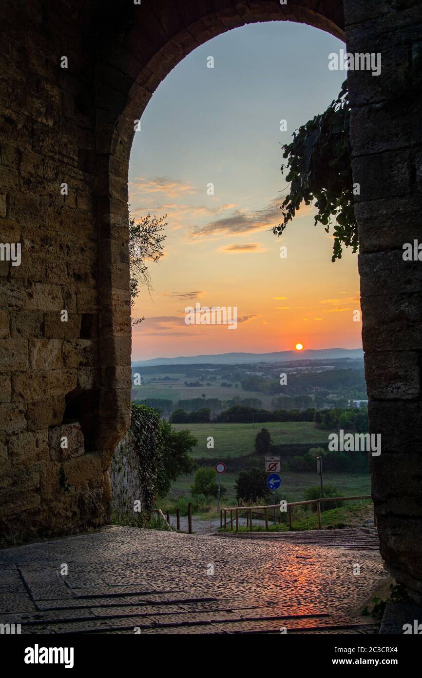 Monteriggioni est une ville médiévale fortifiée, située sur un hilalock naturel, construite par les Sienois en 1214–19 comme une ligne de front dans leurs guerres contre Florence. Banque D'Images