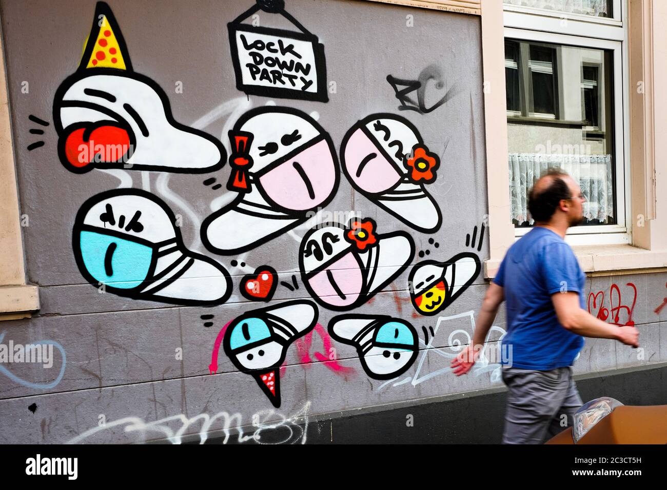 Dortmund, Allemagne, 19 juin 2020 : vers de masque. Depuis le déclenchement de la crise de la couronne en mars 2020, de petits graffiti de virus de la couronne avec un masque buccal créé par un pulvérisateur inconnu peuvent être vus sur de nombreux murs de maison à Dortmund. --- Dortmund, 19.06.2020: Maskenwürmchen. Seit Ausbruch der Corona-Krise im März 2020 sind kleine Coronairen-graffite mit Mundschutz eines unbekannten Sprayers an vielen Hauswänden in Dortmund zu sehen. Banque D'Images