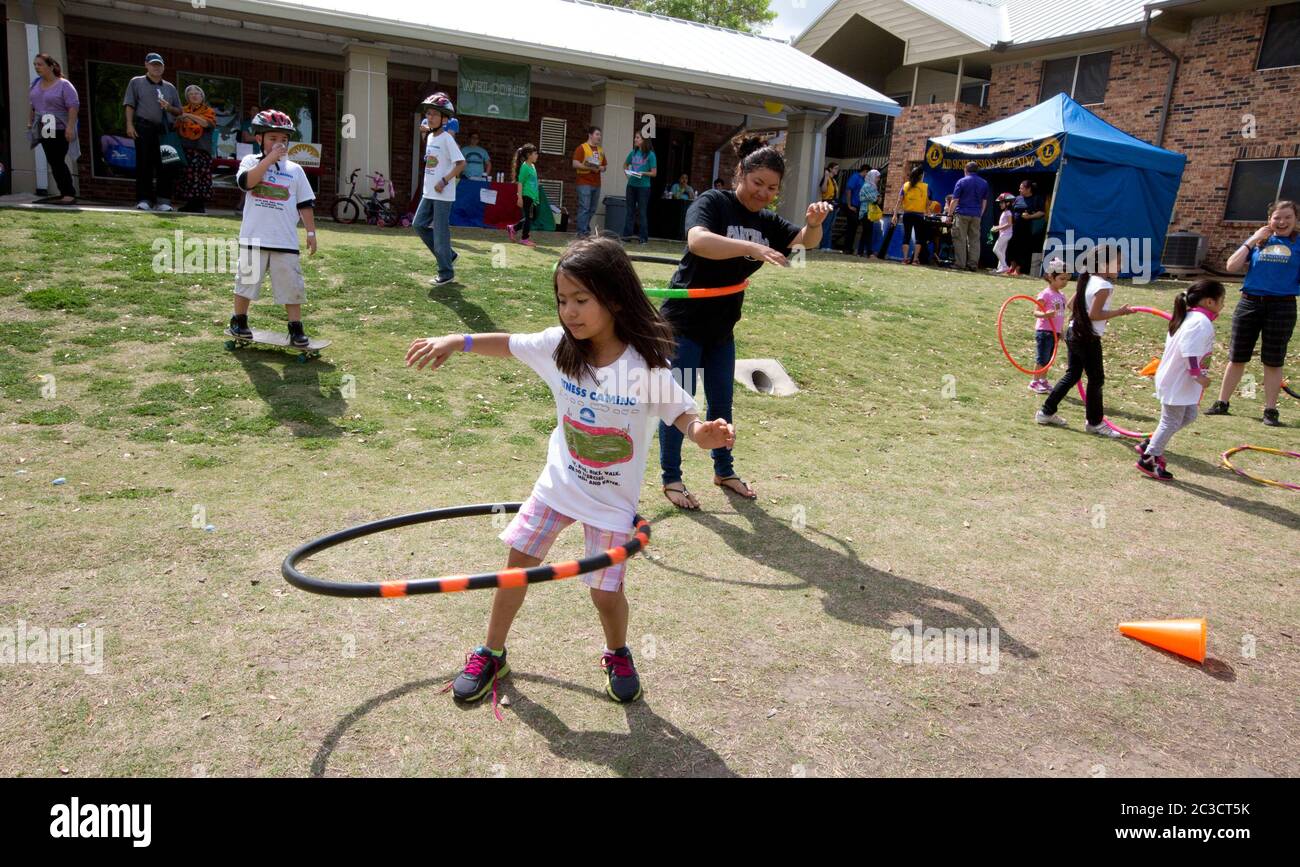 Austin Texas Etats-Unis, 12 avril 2014: Les enfants participent à la santé et le fitness salon organisé par une organisation à but non lucratif pour enseigner aux parents et aux enfants comment faire de l'exercice et bien manger. L'événement comprenait des courses de pieds, des jeux et des démonstrations par des experts en fitness. ©Marjorie Kamys Cotera/Daemmrich Photographie Banque D'Images