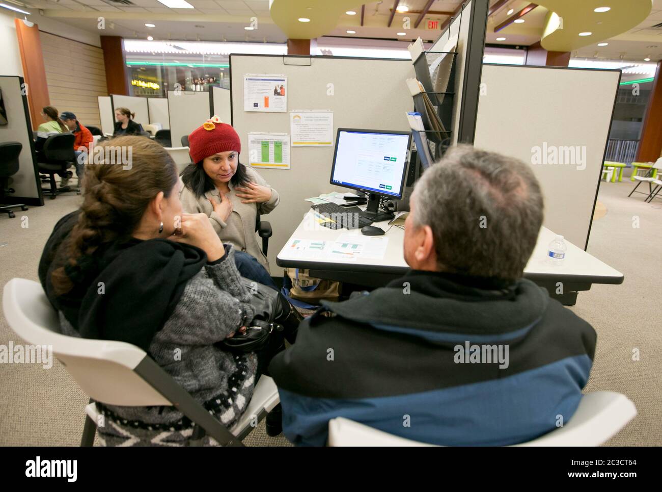 Austin, Texas États-Unis, 5 décembre 2013 : un bénévole avec une organisation à but non lucratif aide un couple à faible revenu à souscrire une assurance maladie en vertu de la loi sur les soins abordables dans un centre commercial. ©Marjorie Kamys Cotera/Daemmrich Photographie Banque D'Images