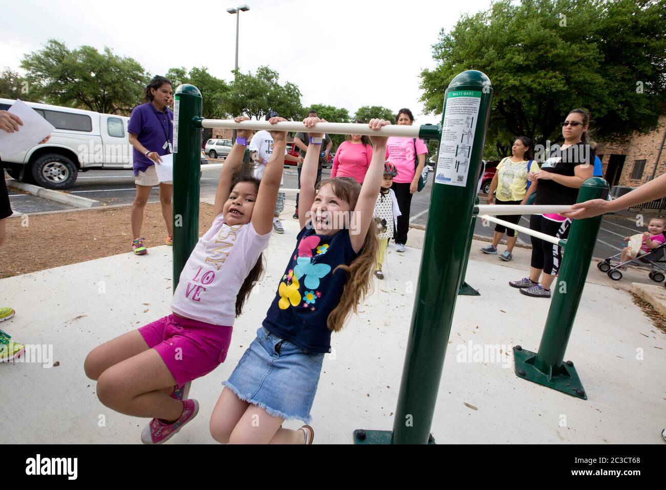 Austin Texas Etats-Unis, 12 avril 2014: Les enfants participent à la santé et le fitness salon organisé par une organisation à but non lucratif pour enseigner aux parents et aux enfants comment faire de l'exercice et bien manger. L'événement comprenait des courses de pieds, des jeux et des démonstrations par des experts en fitness. ©Marjorie Kamys Cotera/Daemmrich Photographie Banque D'Images