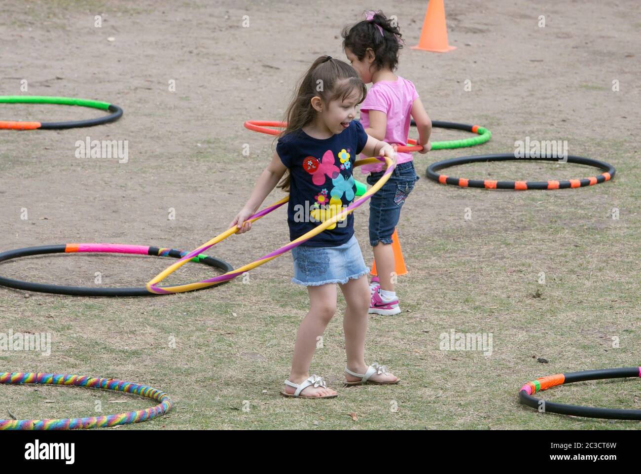 Austin Texas Etats-Unis, 12 avril 2014: Les enfants participent à la santé et le fitness salon organisé par une organisation à but non lucratif pour enseigner aux parents et aux enfants comment faire de l'exercice et bien manger. L'événement comprenait des courses de pieds, des jeux et des démonstrations par des experts en fitness. ©Marjorie Kamys Cotera/Daemmrich Photographie Banque D'Images