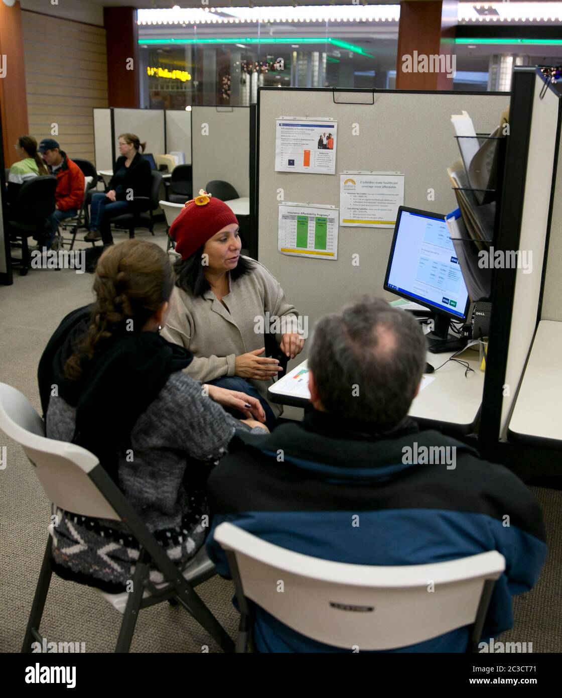 Austin, Texas États-Unis, 5 décembre 2013 : un bénévole avec une organisation à but non lucratif aide un couple à faible revenu à souscrire une assurance maladie en vertu de la loi sur les soins abordables dans un centre commercial. ©Marjorie Kamys Cotera/Daemmrich Photographie Banque D'Images